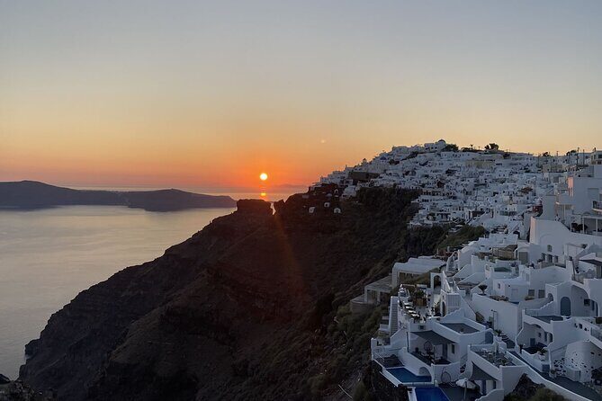 3 hours Panoramic Tour to Oia - Oia on the cliff ridge: white houses, walking time, and best views