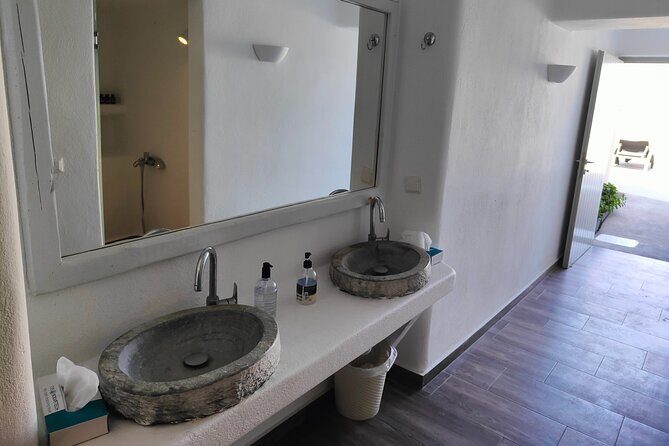 Akrotiri: Couples Massage & Pool Day Access - Massage options: 60 vs 90 minutes, and what that means for you