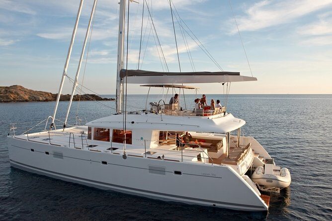 ALL-INCLUSIVE: Santorini Caldera Cruise with Greek Meal & Drinks - Caldera cruising: lighthouse, cliffs, and hanging houses from sea level