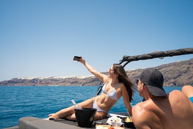Exclusive cruise experience in Santorini - Thirassia and the fishermen-island mood before heading back (15 minutes)