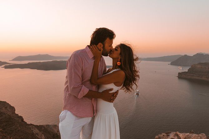 Exclusive Photo Session - 1hour - Meeting at Oia’s main street: what you can expect to see