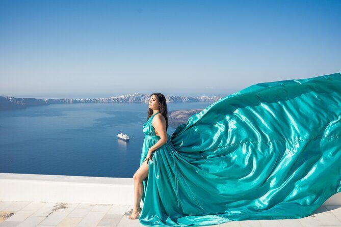 Flying Dress Photoshoot Tour in Santorini & Pick up - Making the dress fly: posing help that keeps things from feeling awkward