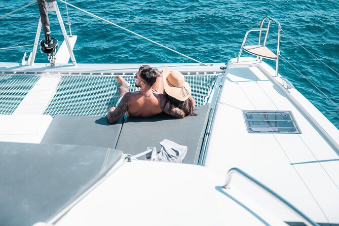 Majestic Catamaran Caldera Cruise with Snacks, Meal & Drinks - The meal and drinks: BBQ on the water (and what to watch for)