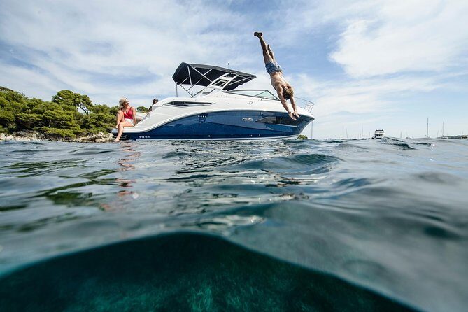 Motor Yacht (2020)Luxury Private Cruise Around Santorini - Why this Santorini private yacht route feels efficient