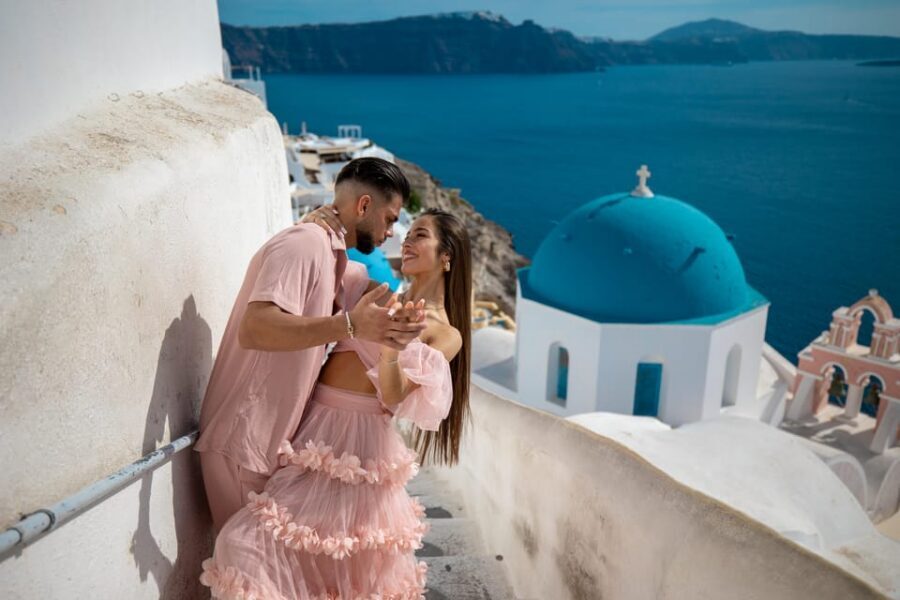 Oia: Couple photoshoot with 30 edited Photos - Meeting in Oia: how the session keeps moving