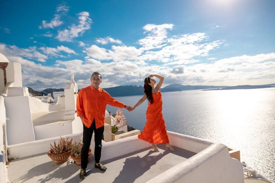 Oia: Couple photoshoot with 30 edited Photos - Weather and rescheduling: what to expect when plans change