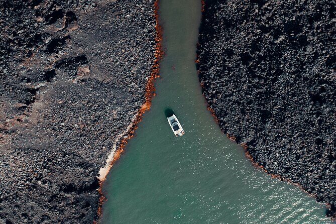 Private Caldera Cruise with Power Catamaran ENJOY incl. Meal & Drinks - How the crew handles wind and custom timing