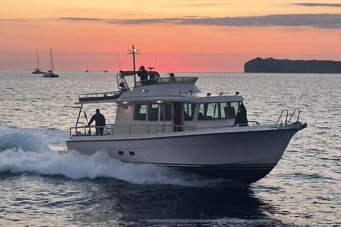 Private Full-Day Motor Yacht Cruise with Meal, Open Bar+Transfers - Why a motor yacht day feels different on Santorini