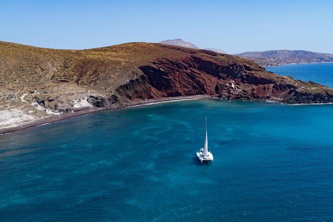 Private Luxury Caldera Cruise with a rich BBQ meal and Open Bar! - The crew matters: Captain John and first mate George set the pace