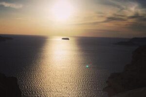 Private Santorini Sunset Picnic Experience - Getting there: Dekigala meeting point and private transfers that reduce friction