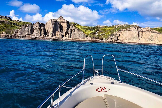 Rent a Boat in Santorini without a License - Who This Suits Best: Couples, Friends, and Water-Lovers