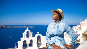 Santorini: 40-Minute Oia Photoshoot - Meeting at the Bus Stop: How the Session Really Starts