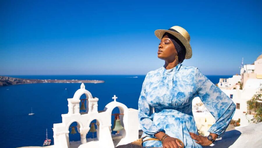 Santorini: 40-Minute Oia Photoshoot - Meeting at the Bus Stop: How the Session Really Starts