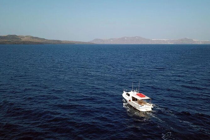 Santorini: Boat tour to Volcano, Hot Springs & Thirasia island - Setting off from Fira Old Port: the starting point matters