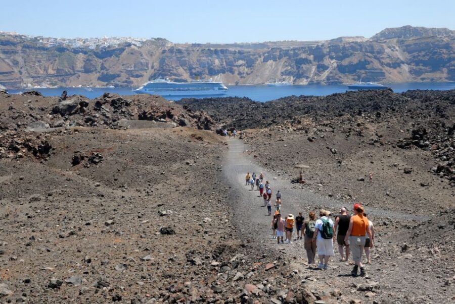Santorini Caldera: Sunset Cruise with Dinner - Sailing back under Oia: setting up the sunset without stress