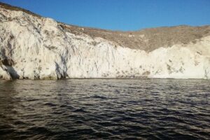 Santorini Catamaran Cruise with Fresh Meal and Open Bar - Food and open bar: what “fresh meal” means in practice