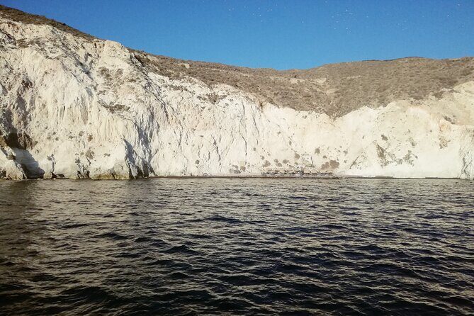 Santorini Catamaran Cruise with Fresh Meal and Open Bar - Food and open bar: what “fresh meal” means in practice