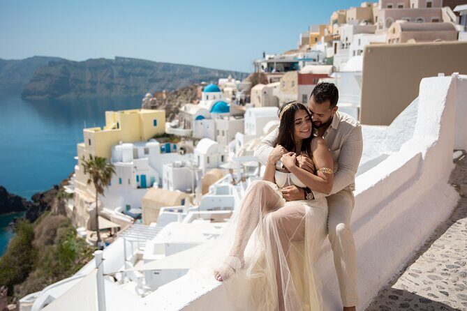 Santorini couple photoshoot with 50 edited photos! - The Oia setup: why a couple shoot beats solo selfies