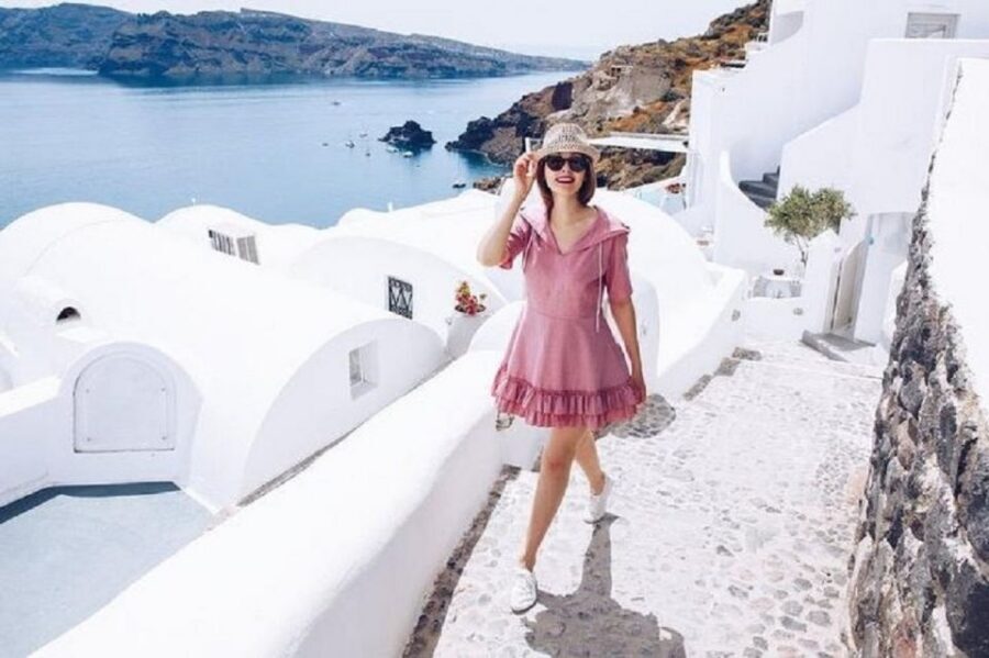 Santorini: Fira Town Walking Tour with Wine Tasting - Getting oriented fast: Atlantis Hotel to central Fira