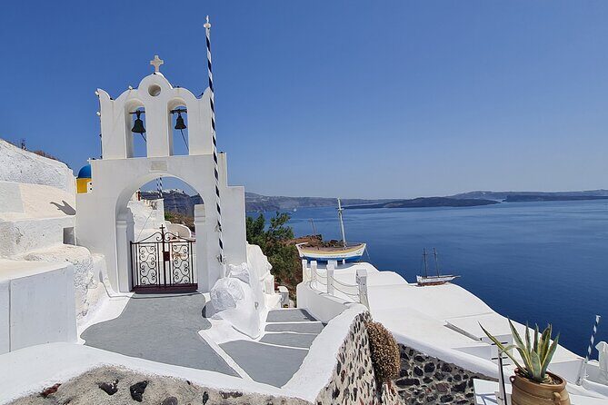 Santorini First-Time Guests Private Tour Sightseeing, excavetions & wine testing - Akrotiri: Prehistoric Santorini, Packed Into a Walkable Archaeology Stop