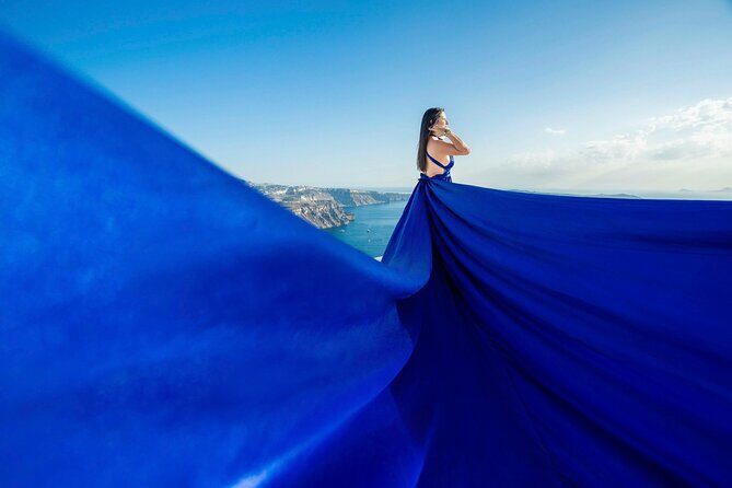 Santorini: Flying Dress Photoshoot - Getting started in Oia: where you actually meet