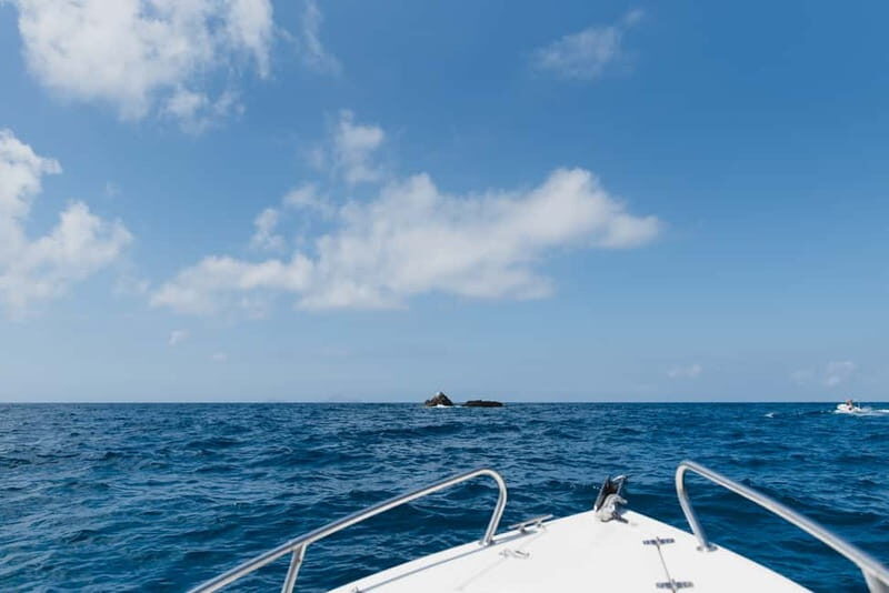 Santorini: License-Free Boat Rental with Ice, Water, & Fruit - Who this boat day suits best