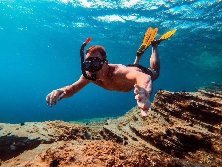 Santorini: Luxury Catamaran Cruise with Lunch, BBQ & Drinks - Volcanic Hot Springs at Palea Kameni: The Sulphur-Water Trick