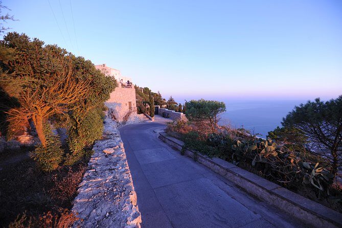 Santorini Luxury Custom Private Tour with Local guide - Firostefani in 15 minutes: a quick hit of church-and-cliff views