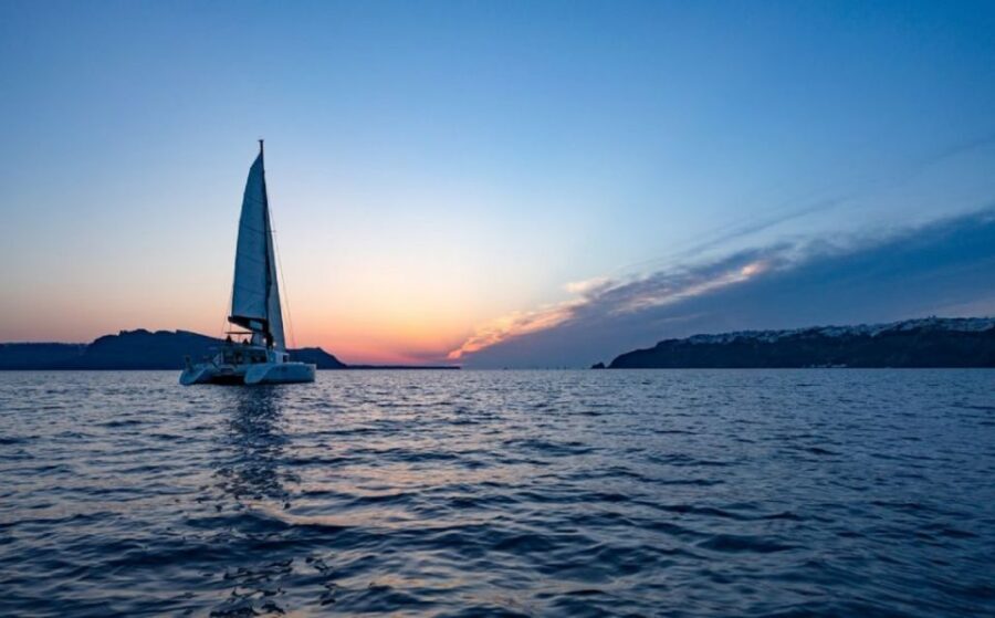 Santorini: Luxury Sunset Cruise with Dinner & Open Bar - Hot springs and volcanic islands: where the water therapy happens
