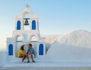 Santorini: Oia Village Professional Photo Shoot - Getting there: starting in Fira and meeting at the right spot