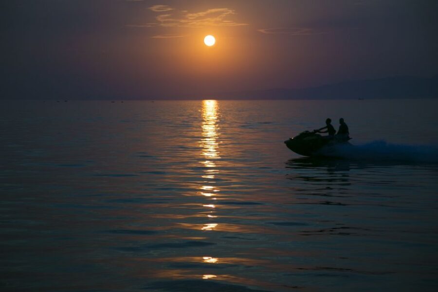 Santorini: Perivolos Beach Jet Ski Rental - The 20 minutes around Perivolos: how to get the most from a short window