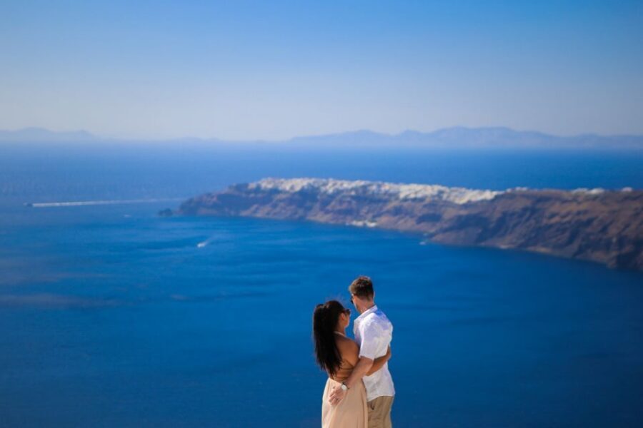 Santorini: Photo Shoot with a Private Vacation Photographer - What the photographer does during the shoot day (and how it feels)