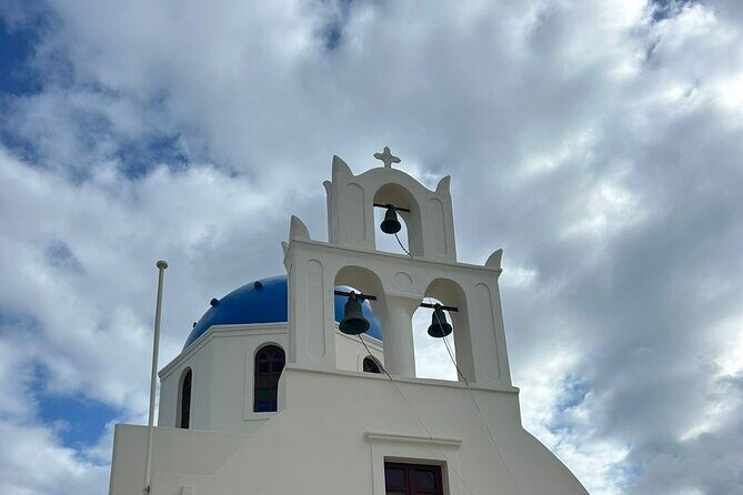 Santorini Private HIGHLIGHTS TOUR - Pyrgos and the castle viewpoint: old streets over the crowds
