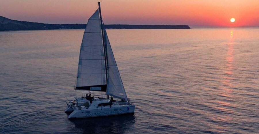 Santorini: Private Sunset Cruise with Dinner and Drinks - Food and open bar: what’s included (and what you should expect)