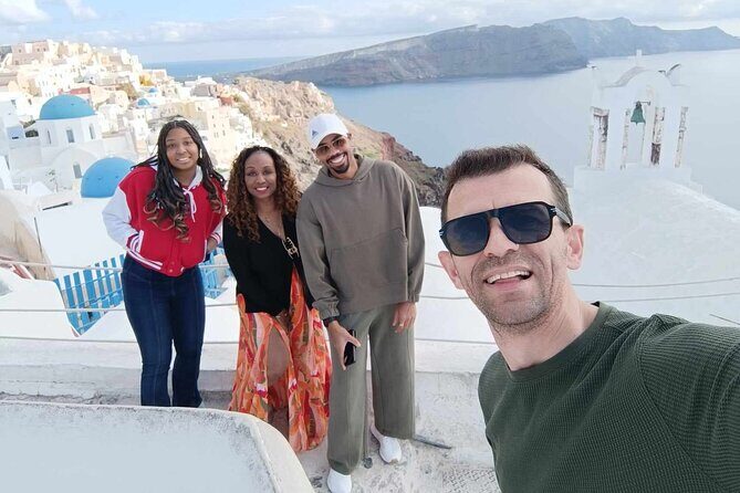 Santorini Private Tour Blue Domes - Oia for 1 hour: make the most of the most famous streets
