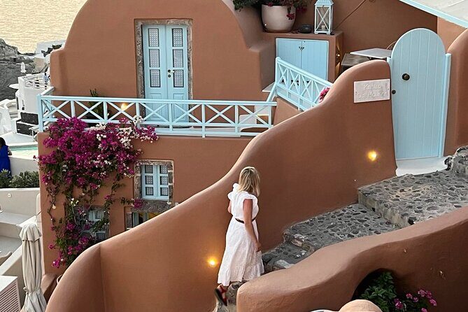 Santorini Private Tour in Spanish - Megalochori: traditional village pace and local café energy