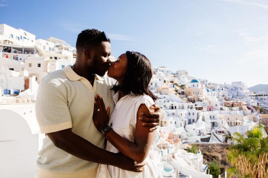Santorini Proposal: A Luxury Photoshoot for Your Yes! Moment - The Photographer’s Role: Discreet Coverage and Real Guidance