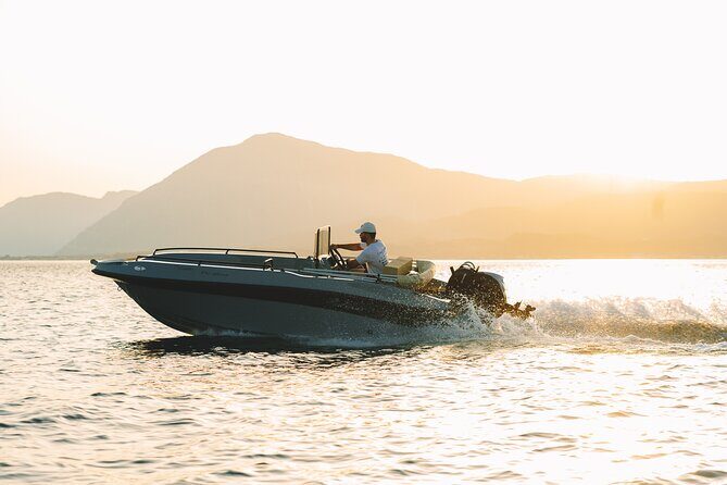 Santorini Rent a Boat - License free private cruise - Sunbathing and snorkeling: how to make the most of the quiet water time