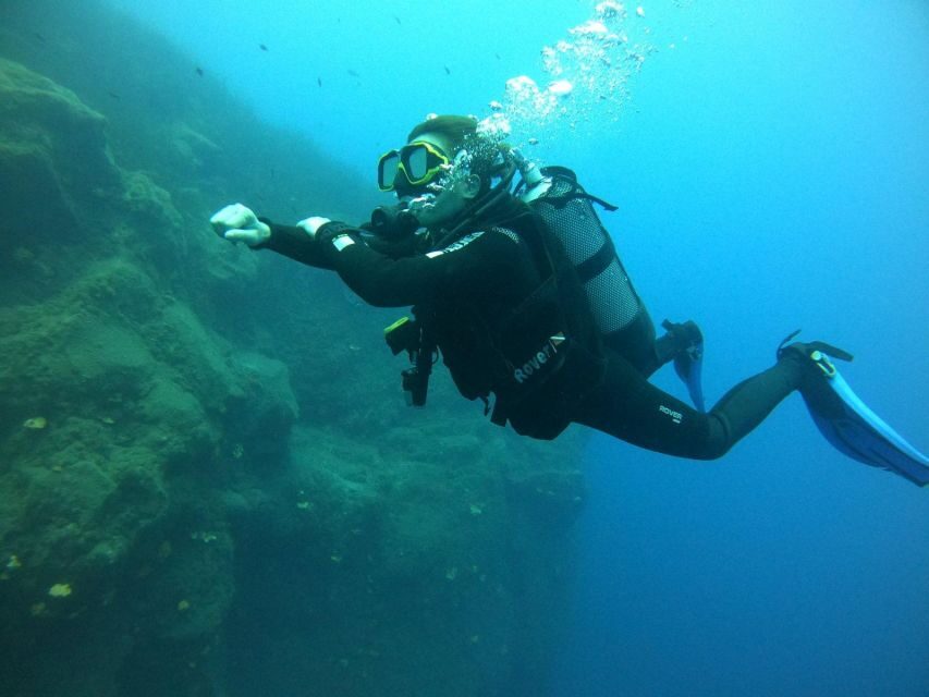 Santorini: Scuba Diving Experience in Caldera for Beginners - Emporio meeting point: how to arrive without turning your day into a scavenger hunt