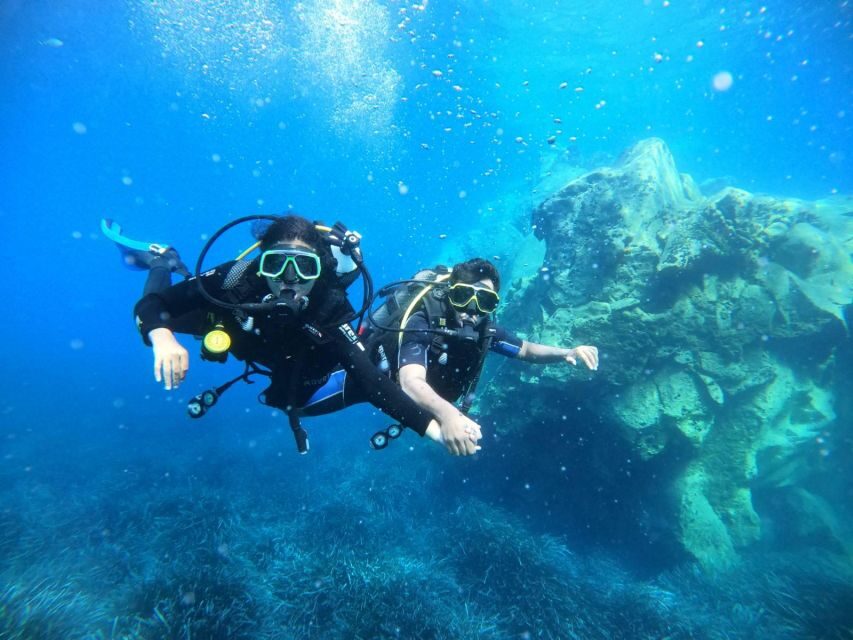 Santorini: Scuba Diving Experience in Caldera for Beginners - The underwater session: volcanic reef swimming, marine life, and about 45 minutes in the water