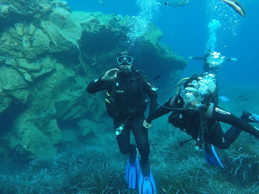 Santorini: Scuba Diving Experience in Caldera for Beginners - Before you go under: gear, a real briefing, and hand signals you’ll actually use
