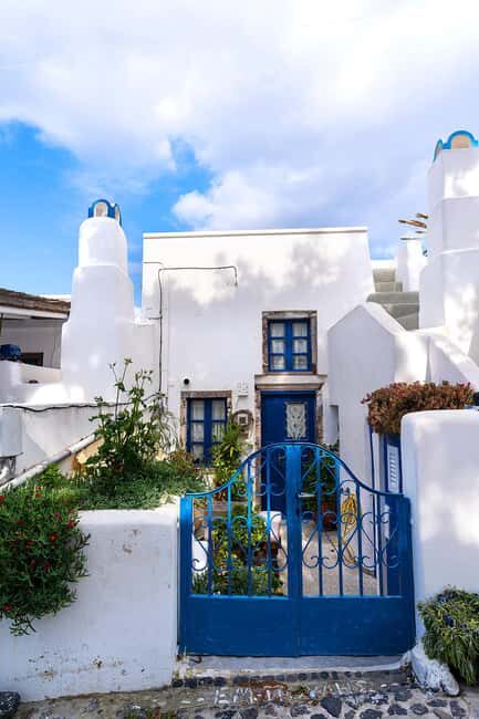Santorini Small-Group Tour with Wine Tasting & Food Pairing - Oia at the end: cliffside views with your energy intact