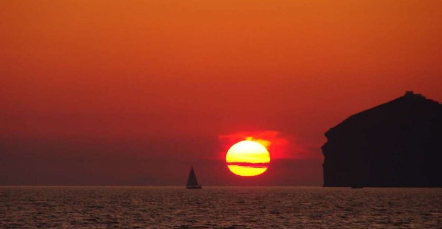 Santorini: Sunset Cruise with Greek Dinner and Transfer - The Sunset Moment: Getting the Classic Santorini View at the Right Time