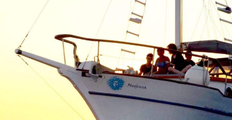 Santorini: Traditional Wooden Boat Tour with Meal and Wine - Thirassia Island: a fishermen’s island made for calm swimming
