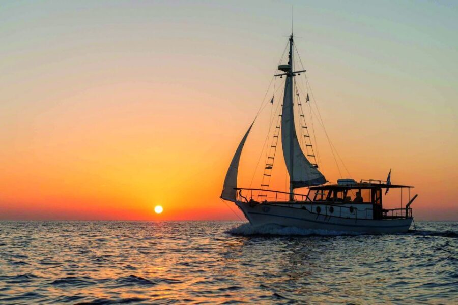 Santorini: Traditional Wooden Boat Tour with Meal and Wine - Greek lunch or dinner served on a tour that actually has time for eating