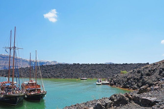 Santorini Volcanic Islands Cruise: Volcano, Hot Springs and Thirassia - The pickup game: how the shared bus changes your day