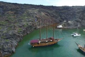 Santorini: Volcanic Sunset Cruise with Dinner - Two Ways to Do It: Volcano Sunset Cruise vs Thirassia Dinner Cruise