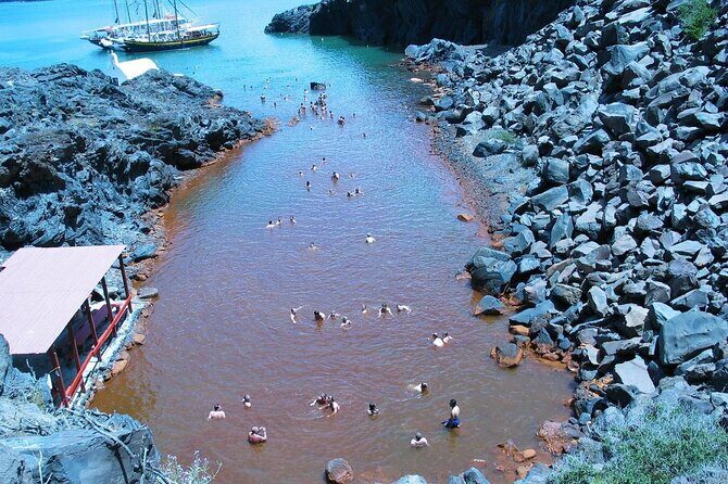 Santorini - Volcano and Hot springs - Guide and boat comfort: restroom on board and a crew that keeps things moving